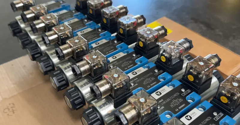 Válvulas direcionais solenoide para automação hidráulica na bancada da AMC