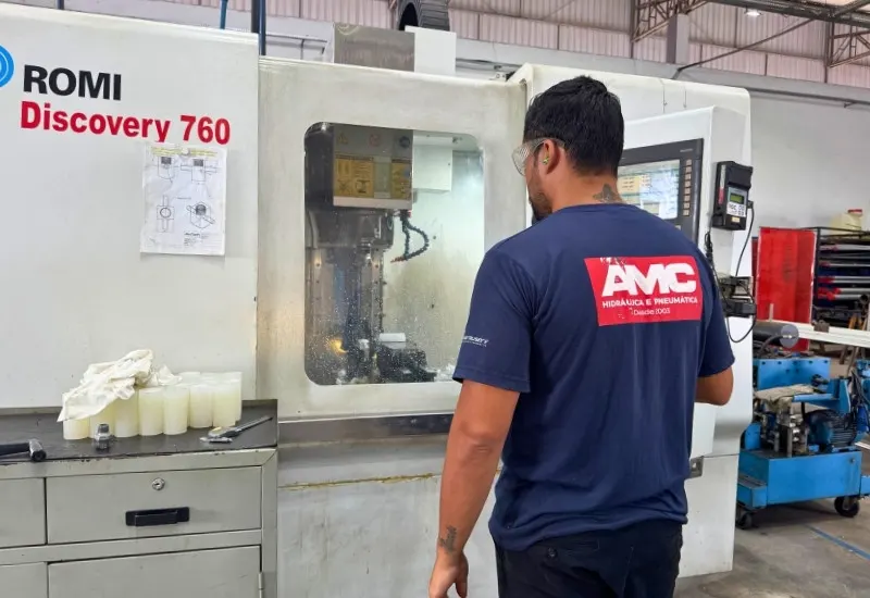 Centro de usinagem ROMI na fábrica da AMC